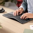 Kép 4/6 - Logitech ERGO K860 billentyűzet Irodai Bluetooth QWERTZ Svájc Grafit