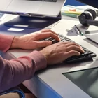 Kép 2/7 - Logitech Master 920-010780 billentyűzet Irodai RF vezeték nélküli + Bluetooth QWERTY Nemzetközi amerikai Grafit