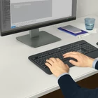Kép 2/10 - Logitech 920-008685 billentyűzet Egér mellékelve Univerzális Vezeték nélküli RF QWERTY Nemzetközi amerikai Fekete