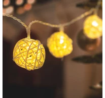 LED fényfüzér - rattan labdák - 1,35 m - melegfehér - 2 x AA