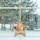 Kép 2/3 - Home KLW 17 R fából készült csillag alakú ablak és ajtódísz, rénszarvas és fenyőfa díszítéssel, lézerrel kivágott motívumok, 6 db melegfehér LED