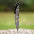 Kép 3/4 - True Utility Skeletonknife, TU571K, 4 cm rozsdamentes acél penge, eloxált alumínium tok, karabiner rögzítési pont, jobb és balkezes