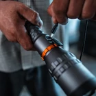 Kép 5/5 - NEBO DAVINCI™ 8000 elemlámpa, NEB-FLT-1016-G, 8000 lm, akkumulátoros, 4x zoom, IP67, power bank, 5000 mAh, 5 funkció, USB-A - USB-C töltőkábel