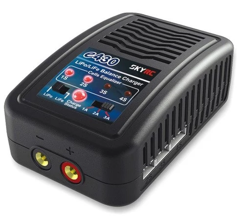 SkyRC e430 2-4S töltő